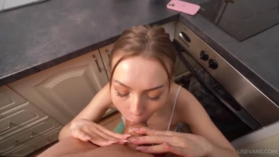 Жена начала позировать на кухне и прямо там устроила разврат 2