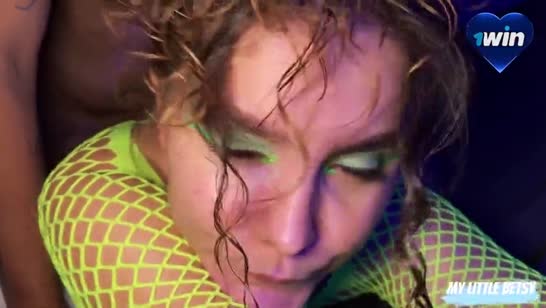 Одела секс наряд в сетку и пригласила парня 8