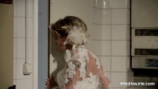 Свидетель зажал невесту в подсобке и отымел в жопу 1