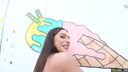 Девочка с шикарными булками крупным планом трахается в анал 7