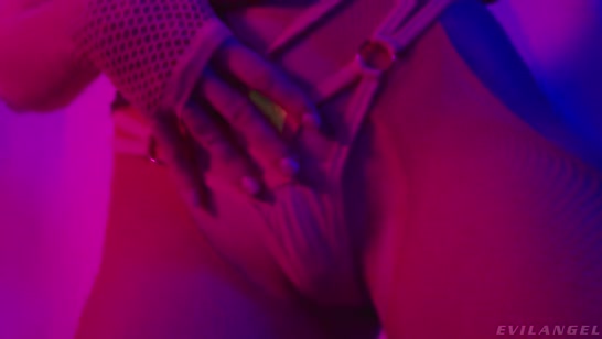 Гламурная стриптизерша разогревается с игрушкой и дает клиенту 1