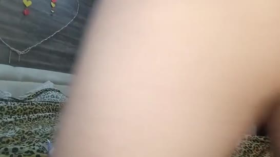 Поставил девочку раком и напихал в зад по самые яйца