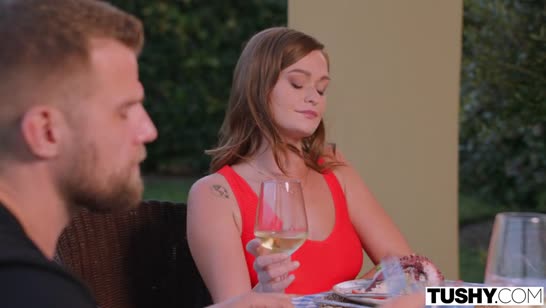 Honour May жестко шпилится в задницу и стонет от размера 1