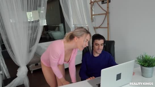 Грудастая жена нимфоманка устроила мужу секс удаленку 1