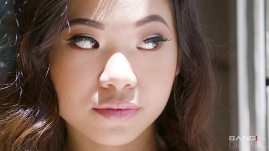 Эта худенькая азиатка обкатала уже много толстых членов 1