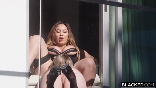 Азиатская соседка зазывает парня в гости откровенным нарядом 1