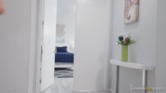 Перед таким откровенным платьем сложно удержать стояк 1