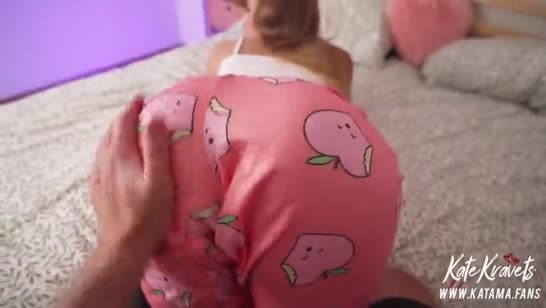 Красивая девочка эротично трясет попой перед сном 1