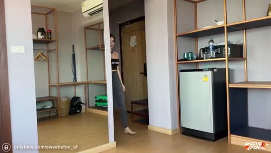 Попка в обтягивающих джинсах смотрелась очень возбуждающе 1