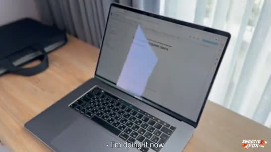 Чувак помог красивой коллеге снять стресс после работы 1