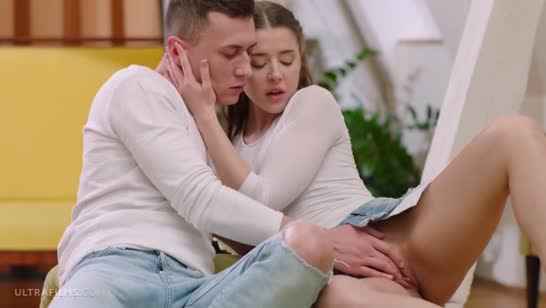 Девочка насасывает палец другу и намекает на секс 1