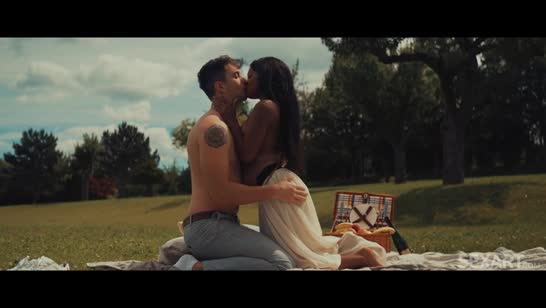 Девушка позирует парню на природе и устраивает порно пикник