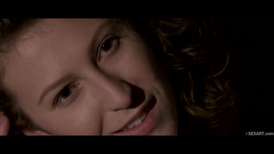 Худенькая милашка нежно пристроилась на большой пенис 1