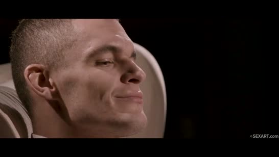 Худенькая милашка нежно пристроилась на большой пенис 2