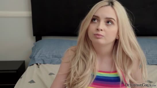 Молодая блондинка оголяет грудь и заводит мужика