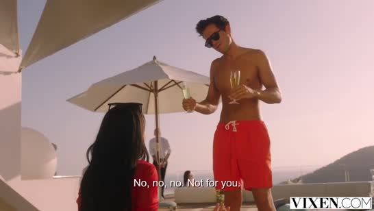 Паренек зацепил на улице сразу трех красоток 1