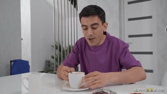 Фитоняшка Isabelle Deltore жадно набрасывается на член 1