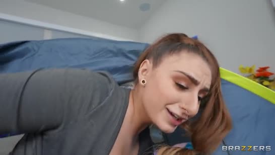 Красивые девочки тестируют новую палатку с чернокожим 6