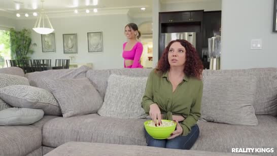 Пока жена не видит муженек жестко натягивает ее сестру шлюху 1