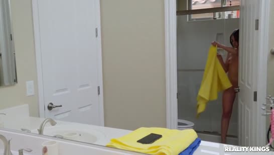 Две самочки завлекли паренька на групповуху 1