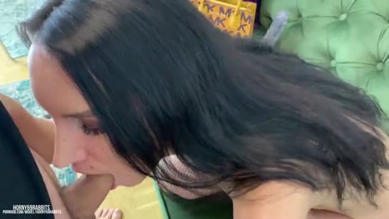 Офисная шлюшка трясет сиськами на работе и совращает коллегу 7