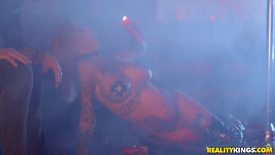 Татуированная танцовщица подкатывает к посетителю 1