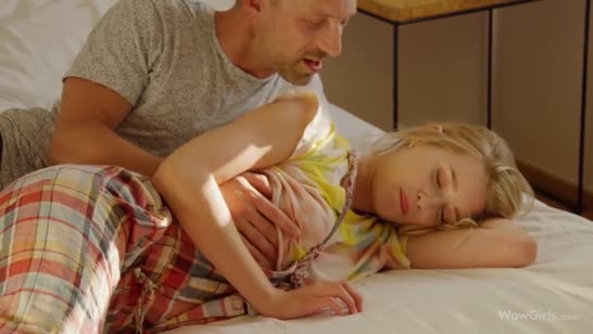 Парень устроил молодой девушке утренний сюрприз 1