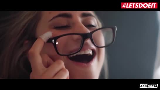 Очкастая девка извивается пол мощным мужиком