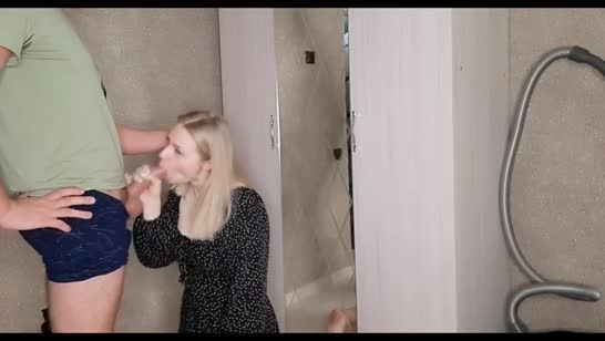 Девочка сама задрала юбку и встала раком перед зеркалом 2