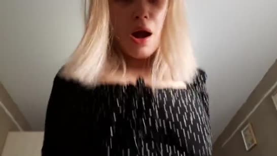 Девочка сама задрала юбку и встала раком перед зеркалом 7