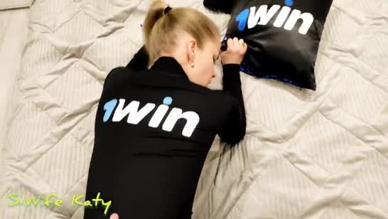 Девочка сама спустила с парня штаны и взяла на клык 5