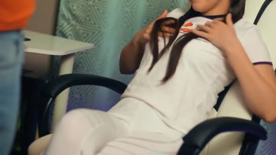 Брюнеточка в лосинах делает нежный минет на стуле 1