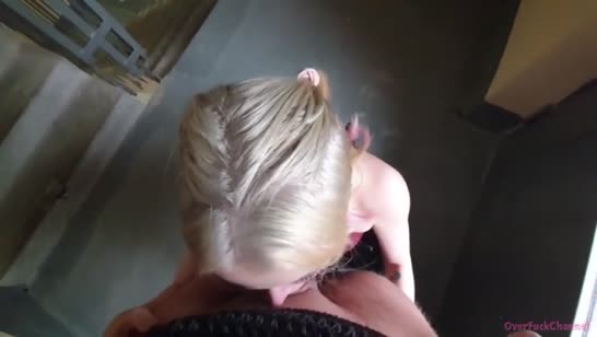 Блондиночка покорно согласилась отсосать пареньку в подъезде 2