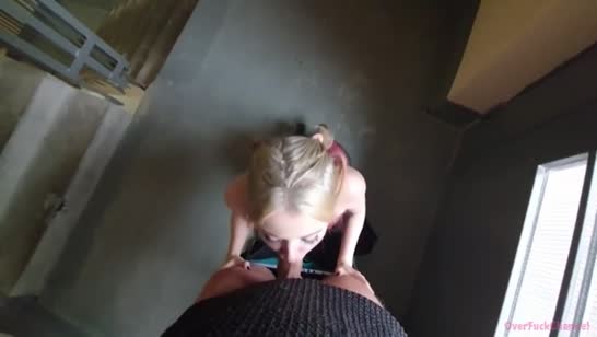 Блондиночка покорно согласилась отсосать пареньку в подъезде