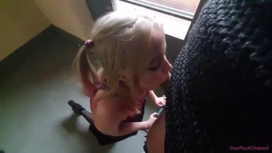 Блондиночка покорно согласилась отсосать пареньку в подъезде 7