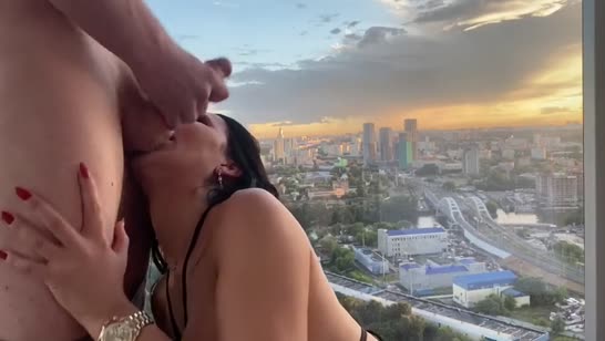 Русская брюнетка делает  минет прямо у панорамного окна 7
