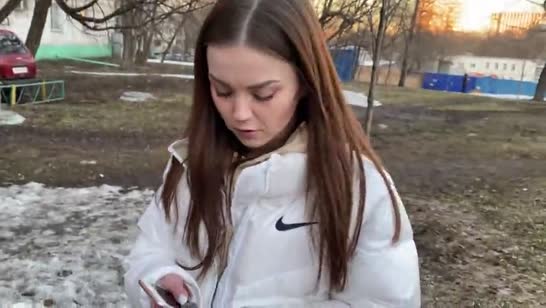 Молодая брюнетка наслаждается усердным минетом 1