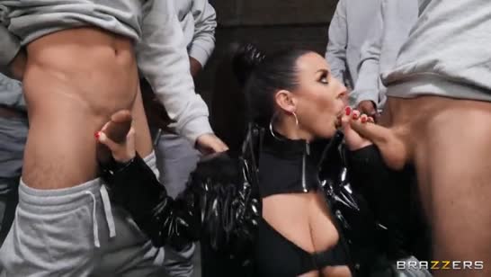 Angela White в секс наряде обсасывает целую толпу елдаков