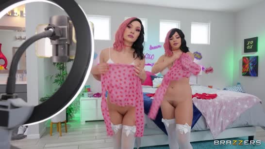 Две горячие сучки сами затащили чувака на групповуху 1