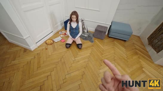 Симпатичной брюнетке пришлось отрабатывать