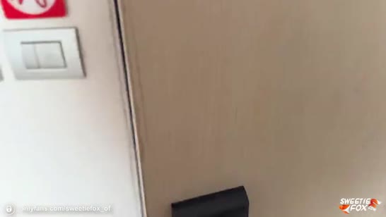 Sweetie Fox получает обильный камшот после траха 1