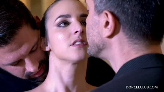 Мужики лапают стройную любовницу и прут в два ствола 1