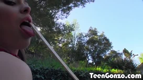 Нимфетка Райли Рид не брезгает сексом с негром 1