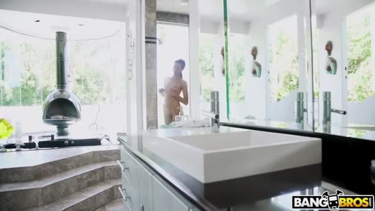 Чернокожий пасхальный кролик угостил девушку своей морковкой 2