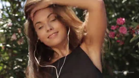 Молодая девушка крутит попкой на свежем воздухе 2