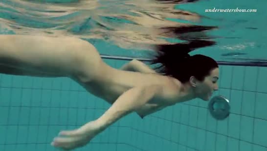 Стройная девушка снимает свое голое видео в бассейне 5