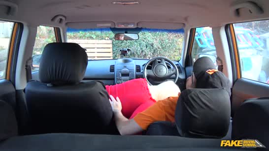 Зрелая телка дала таксисту в качестве оплаты