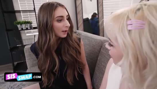 Девочки синхронно раздвигают ноги перед парнями 2