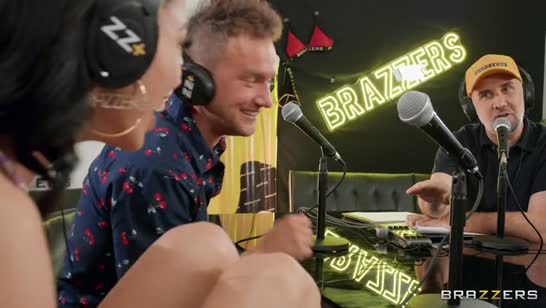 Сисястые давалки жестко набрасываются на кукан парня