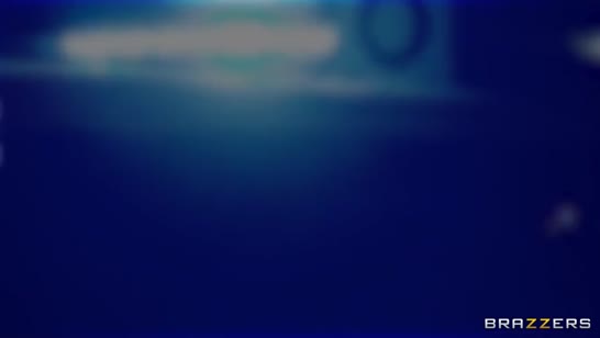 Сочные фитоняшки трахаются с негром на капоте машины 1